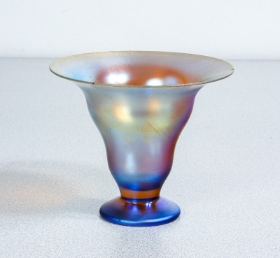 Vaso, coppa in vetro soffiato iridescente WMF serie Myra. Germania, Anni 20/30