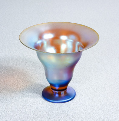 Vaso, coppa in vetro soffiato iridescente WMF serie Myra. Germania, Anni 20/30