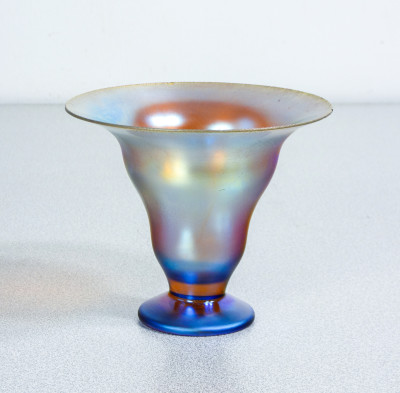 Vaso, coppa in vetro soffiato iridescente WMF serie Myra. Germania, Anni 20/30