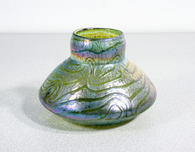 Vaso in vetro soffiato iridescente LOETZ Blue, Fine Ottocento Primissimo Novecento