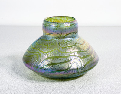 Vaso in vetro soffiato iridescente LOETZ Blue, Fine Ottocento Primissimo Novecento