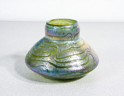 Vaso in vetro soffiato iridescente LOETZ Blue, Fine Ottocento Primissimo Novecento