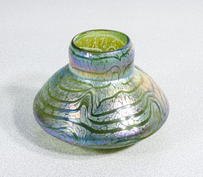 Vaso in vetro soffiato iridescente LOETZ Blue, Fine Ottocento Primissimo Novecento