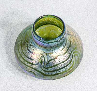 Vaso in vetro soffiato iridescente LOETZ Blue, Fine Ottocento Primissimo Novecento
