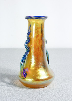 Vaso in vetro soffiato iridescente LOETZ Austria, firmato sul fondo. Fine Ottocento Primissimo Novecento