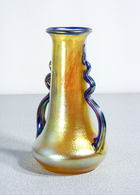 Vaso in vetro soffiato iridescente LOETZ Austria, firmato sul fondo. Fine Ottocento Primissimo Novecento
