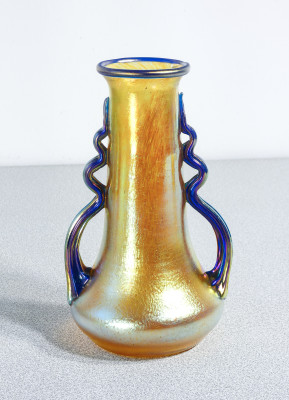 Vaso in vetro soffiato iridescente LOETZ Austria, firmato sul fondo. Fine Ottocento Primissimo Novecento