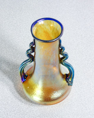 Vaso in vetro soffiato iridescente LOETZ Austria, firmato sul fondo. Fine Ottocento Primissimo Novecento
