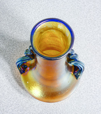 Vaso in vetro soffiato iridescente LOETZ Austria, firmato sul fondo. Fine Ottocento Primissimo Novecento
