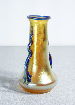 Vaso in vetro soffiato iridescente LOETZ Austria, firmato sul fondo. Fine Ottocento Primissimo Novecento
