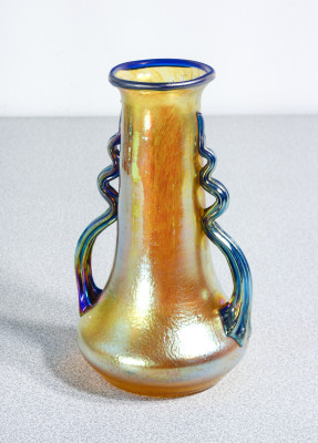 Vaso in vetro soffiato iridescente LOETZ Austria, firmato sul fondo. Fine Ottocento Primissimo Novecento