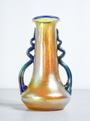Vaso in vetro soffiato iridescente LOETZ Austria, firmato sul fondo. Fine Ottocento Primissimo Novecento