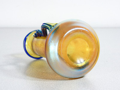 Vaso in vetro soffiato iridescente LOETZ Austria, firmato sul fondo. Fine Ottocento Primissimo Novecento