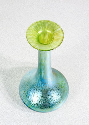 Vaso in vetro soffiato iridescente LOETZ Austria Papillon crete. Fine Ottocento, Primissimo Novecento