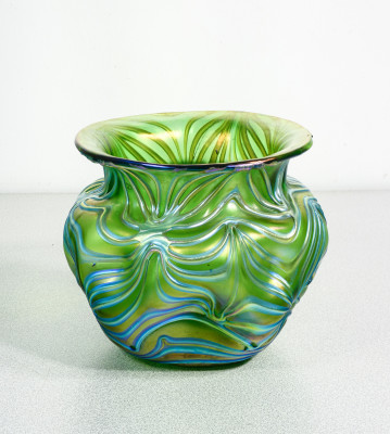 Vaso in vetro soffiato iridescente LOETZ Formosa. 1902