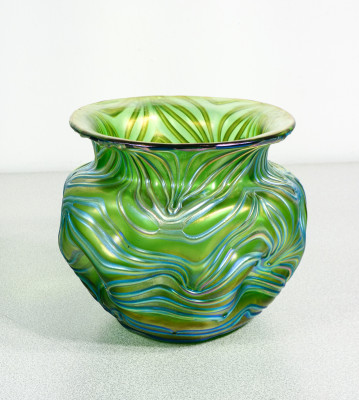 Vaso in vetro soffiato iridescente LOETZ Formosa. 1902