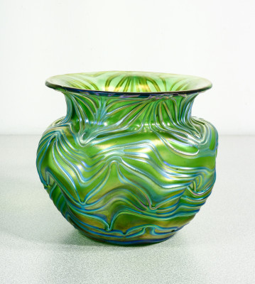 Vaso in vetro soffiato iridescente LOETZ Formosa. 1902
