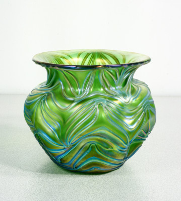 Vaso in vetro soffiato iridescente LOETZ Formosa. 1902