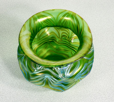 Vaso in vetro soffiato iridescente LOETZ Formosa. 1902