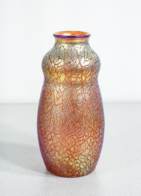 Vaso in vetro soffiato iridescente LOETZ Mimosa. 1907
