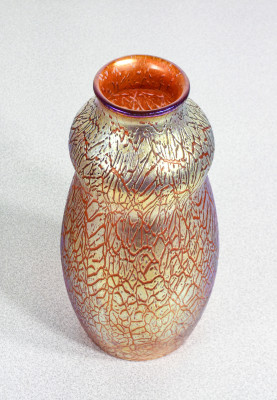 Vaso in vetro soffiato iridescente LOETZ Mimosa. 1907