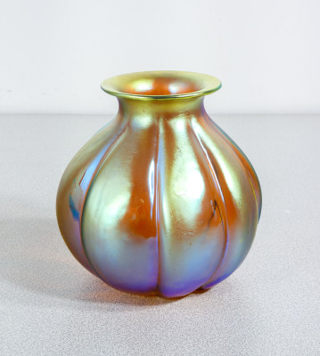 Vaso in vetro soffiato iridescente WMF serie Myra. Germania, Anni 20/30