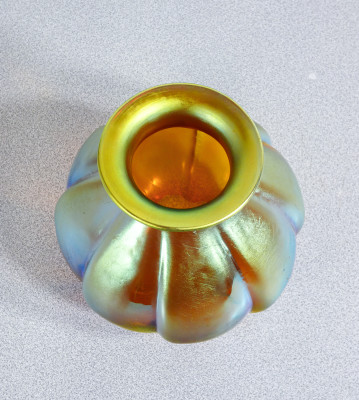 Vaso in vetro soffiato iridescente WMF serie Myra. Germania, Anni 20/30