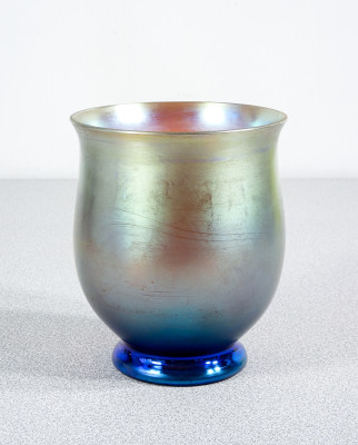 Vaso in vetro soffiato iridescente WMF serie Myra. Germania, Anni 20/30