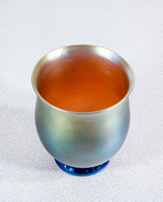 Vaso in vetro soffiato iridescente WMF serie Myra. Germania, Anni 20/30