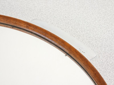 Vassoio circolare Art Decò con cornice in legno e superficie a specchio. Anni 60