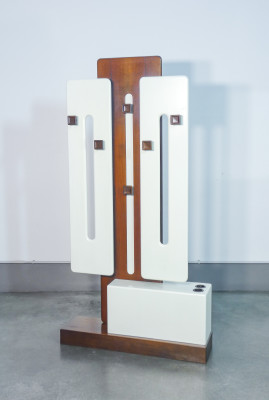 Appendiabiti, design Luigi SORMANI, in legno e materiali plastici. Italia, Anni 70
