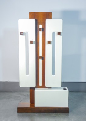 Appendiabiti, design Luigi SORMANI, in legno e materiali plastici. Italia, Anni 70