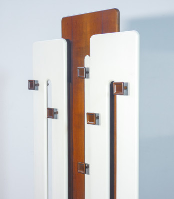 Appendiabiti, design Luigi SORMANI, in legno e materiali plastici. Italia, Anni 70