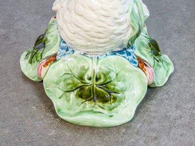 Cachepot in ceramica con basamento scultoreo a forma di cigno con vegetali. Germania, Metà Novecento