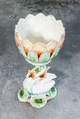 Cachepot in ceramica con basamento scultoreo a forma di cigno con vegetali. Germania, Metà Novecento