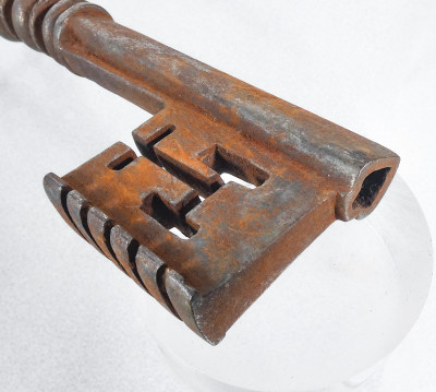 Antica chiave in ferro forgiato e battuto. XVIII-XIX sec.