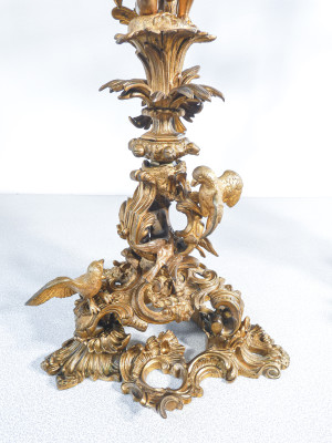 Coppia di grandi candelabri a sei lumi Napoleone III in bronzo dorato. Metà Ottocento