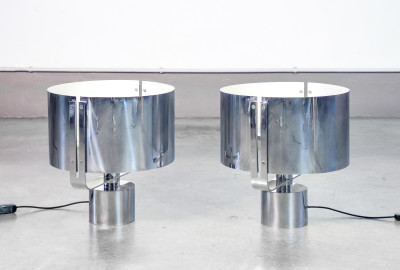 Coppia di lampade da tavolo, design Jacques QUINET, in metallo cromato. Francia, Anni 70