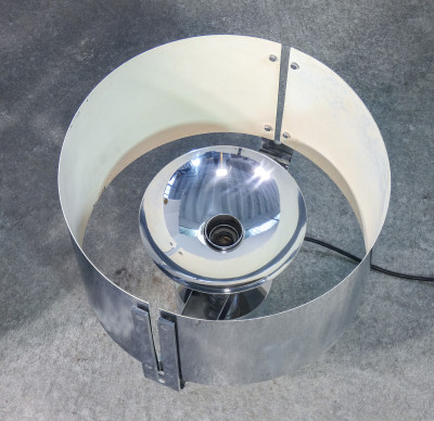 Coppia di lampade da tavolo, design Jacques QUINET, in metallo cromato. Francia, Anni 70