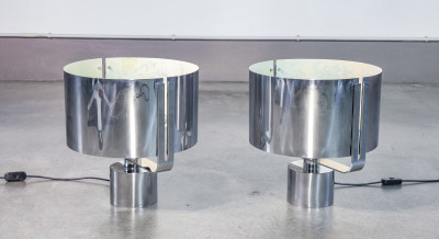 Coppia di lampade da tavolo, design Jacques QUINET, in metallo cromato. Francia, Anni 70