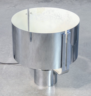 Coppia di lampade da tavolo, design Jacques QUINET, in metallo cromato. Francia, Anni 70