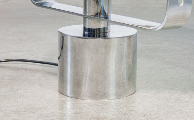 Coppia di lampade da tavolo, design Jacques QUINET, in metallo cromato. Francia, Anni 70