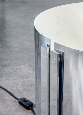 Coppia di lampade da tavolo, design Jacques QUINET, in metallo cromato. Francia, Anni 70