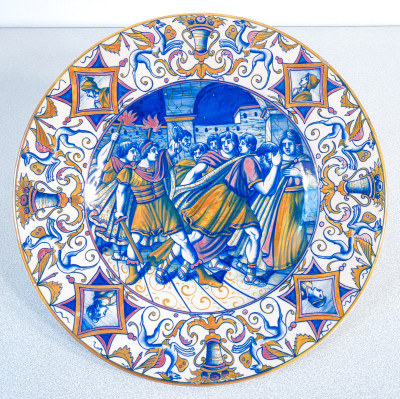 Coppia di piatti in ceramica decorata a lustro Presentazione della testa di Pompeo a Cesare e Giudizio di Salomone. Gualdo Tadino, Primo Novecento