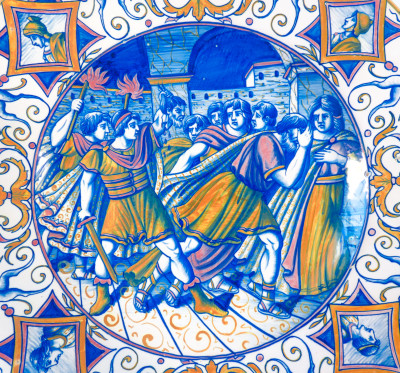 Coppia di piatti in ceramica decorata a lustro Presentazione della testa di Pompeo a Cesare e Giudizio di Salomone. Gualdo Tadino, Primo Novecento