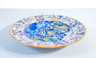 Coppia di piatti in ceramica decorata a lustro Presentazione della testa di Pompeo a Cesare e Giudizio di Salomone. Gualdo Tadino, Primo Novecento