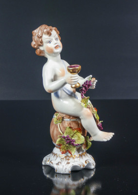 Coppia di sculture in porcellana dipinta a mano Putti Baccanti, man. di Capodimonte. Italia, Metà Novecento