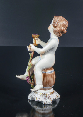 Coppia di sculture in porcellana dipinta a mano Putti Baccanti, man. di Capodimonte. Italia, Metà Novecento