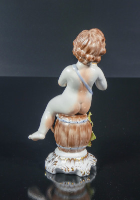 Coppia di sculture in porcellana dipinta a mano Putti Baccanti, man. di Capodimonte. Italia, Metà Novecento