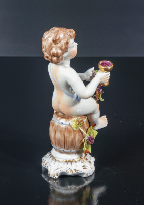 Coppia di sculture in porcellana dipinta a mano Putti Baccanti, man. di Capodimonte. Italia, Metà Novecento